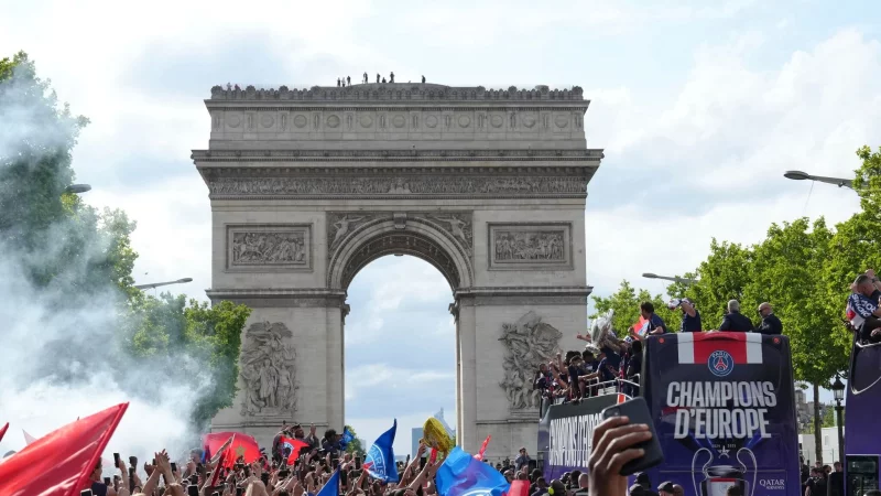 Nach der Siegesfeier des PSG in Paris kommt es erneut zu Ausschreitungen. - © Aurelien Morissard/AP/dpa