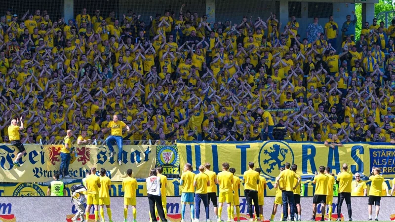 Angespannte Situation: Spieler und Fans von Eintracht Braunschweig. - © Silas Schueller/DeFodi Images/dpa