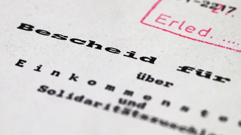 Nur noch für wenige Pflicht: Den Solidaritätszuschlag zahlen heute vor allem Gutverdiener und Kapitalanleger. - © Robert Michael/dpa