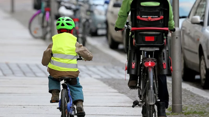 Fahrradfahren geht schneller als laufen - aber stellt andere Anforderungen. Also lieber nicht direkt allein mit dem Rad zur Schule, r&auml;t die Expertin. - &copy; Jan Woitas/dpa/dpa-tmn