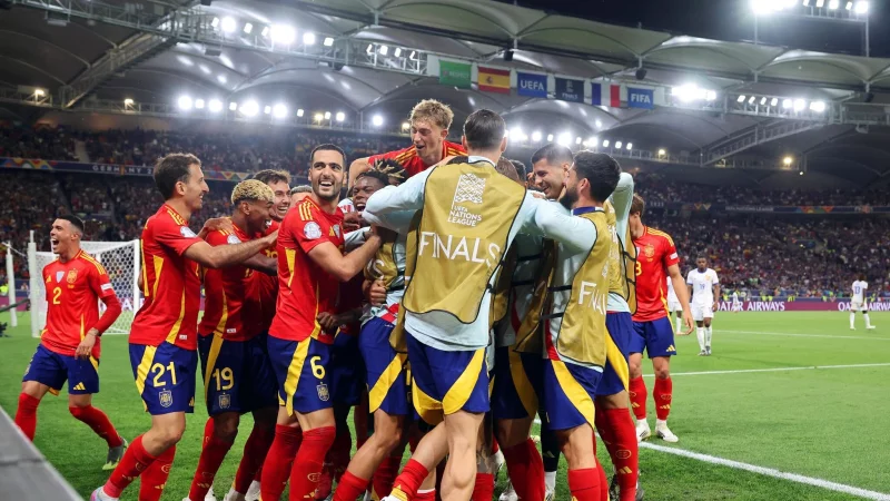 Die Spanier jubeln über ihren Einzug ins Endspiel. - © Christian Charisius/dpa