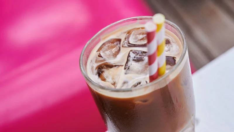 Einen Iced Coffee, bitte! Kaffeegetr&auml;nke m&uuml;ssen nicht in einem Glas mit F&uuml;llstrich serviert werden. - &copy; Annette Riedl/dpa/dpa-tmn
