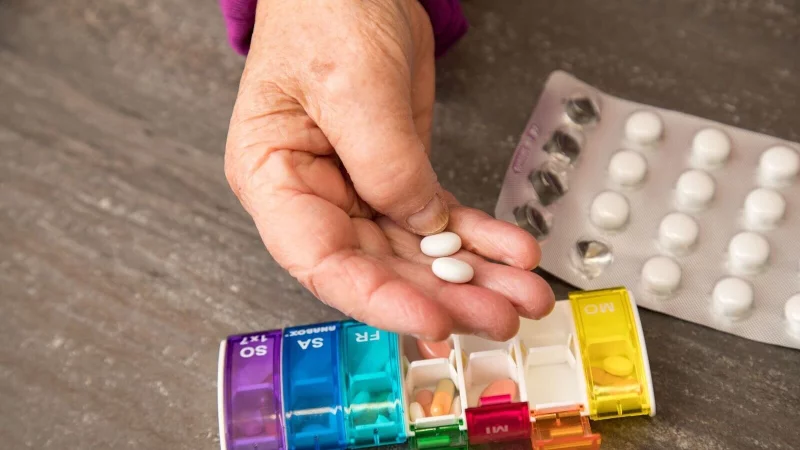 Nehmen ältere Menschen dauerhaft mehrere verschiedene Medikamente ein, steigt das Risiko für Neben- oder Wechselwirkungen. - © Christin Klose/dpa-tmn