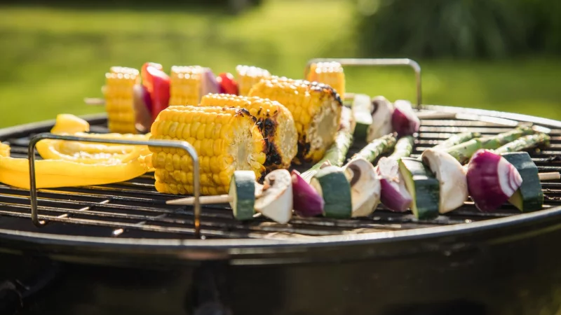 Eine gute Entscheidung für die Gesundheit: viel Gemüse auf den Grill - und im Anschluss auf den Teller - packen. - © Christin Klose/dpa-tmn
