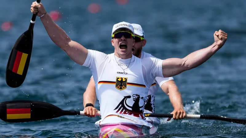 Deutschlands Jacob Schopf (vorn) und Max Lemke gewinnen im Kajak-Zweier den EM-Titel. - © Lindsey Wasson/AP/dpa
