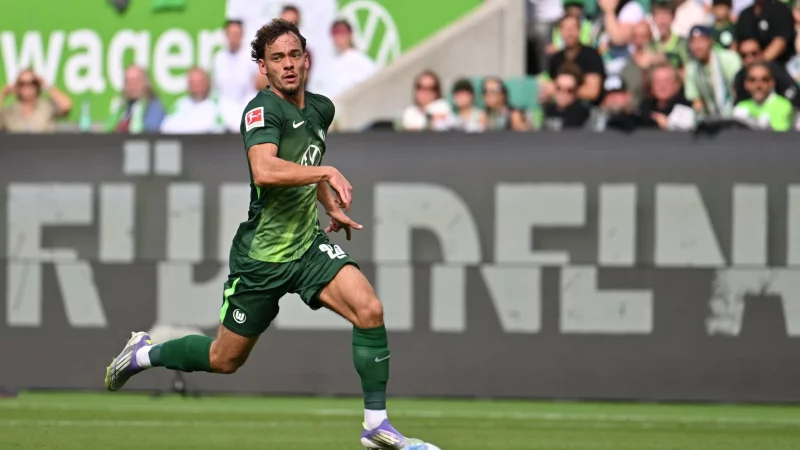 Aaron Zehnter brachte den VfL Wolfsburg in Führung. - © Swen Pförtner/dpa