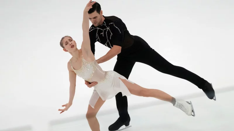 Minerva Hase (l) und Nikita Volodin liegen nach dem Kurzprogramm bei der Nebelhorn Trophy in Oberstdorf auf Platz zwei. - &copy; Sergei Grits/AP/dpa