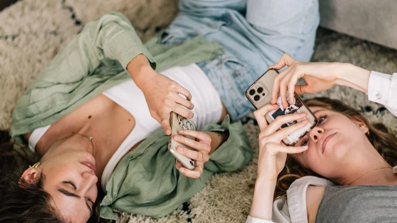 Automatische Teen-Konten: Jugendliche zwischen 13 und 17 Jahren erhalten bei Facebook und Messenger spezielle Konten mit erh&ouml;htem Schutz. - &copy; Zacharie Scheurer/dpa-tmn