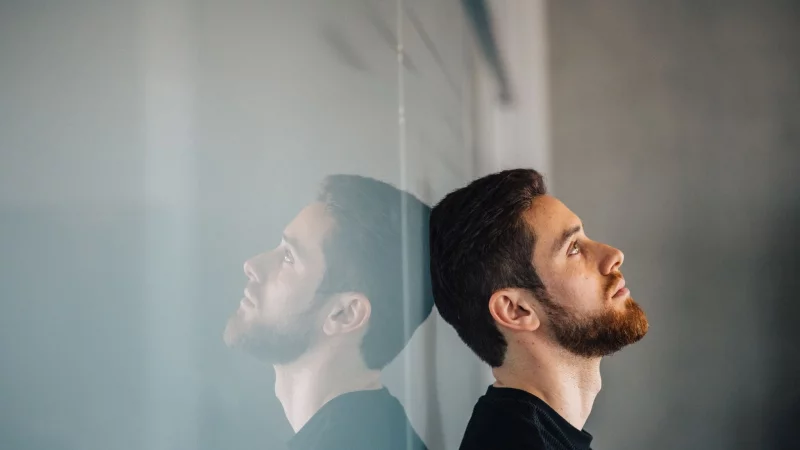 Stimmungstief nach dem Urlaub? Regelmäßige Pausen mit Bewegung fördern Erholung und Stressabbau beim Wiedereinstieg. - © Zacharie Scheurer/dpa-tmn