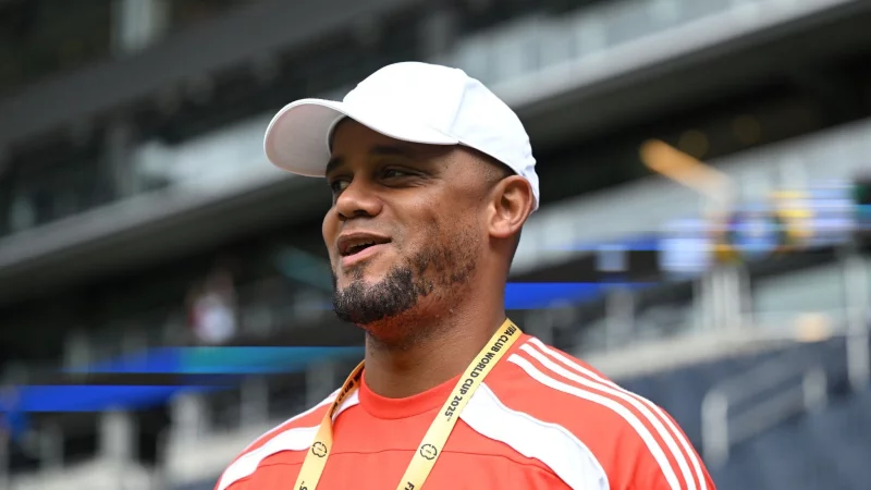 Bayern-Trainer Vincent Kompany betritt das Stadion in Cincinnati. - © Sven Hoppe/dpa