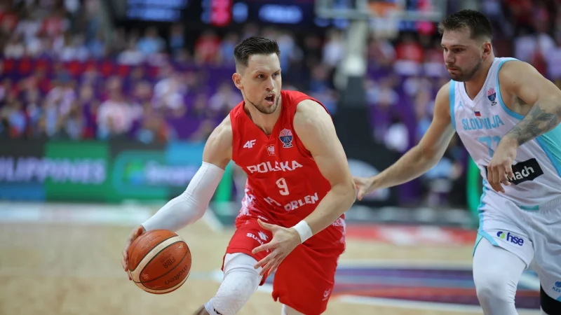 Mit Slowenien unter Druck: Luka Doncic (r). - © Mateusz Birecki/ZUMA Press Wire/dpa