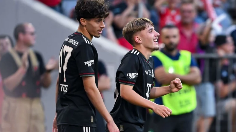 Lennart Karl (r.) hat seinen Vertrag beim FC Bayern M&uuml;nchen verl&auml;ngert. - &copy; Sven Hoppe/dpa