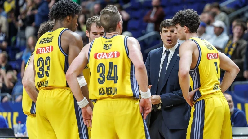 Trainer Calles führt sein Team doch noch in die Playoffs. - © Andreas Gora/dpa