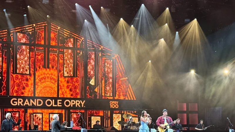 Großer Moment: Das Duo «Johnnyswim» darf auf der Grand Ole Opry in Nashville spielen. - © Verena Wolff/dpa-tmn