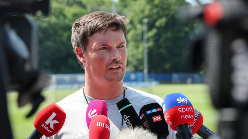 Muss noch einige Antworten vor dem Saisonstart finden: HSV-Cheftrainer Merlin Polzin. - © Christian Charisius/dpa