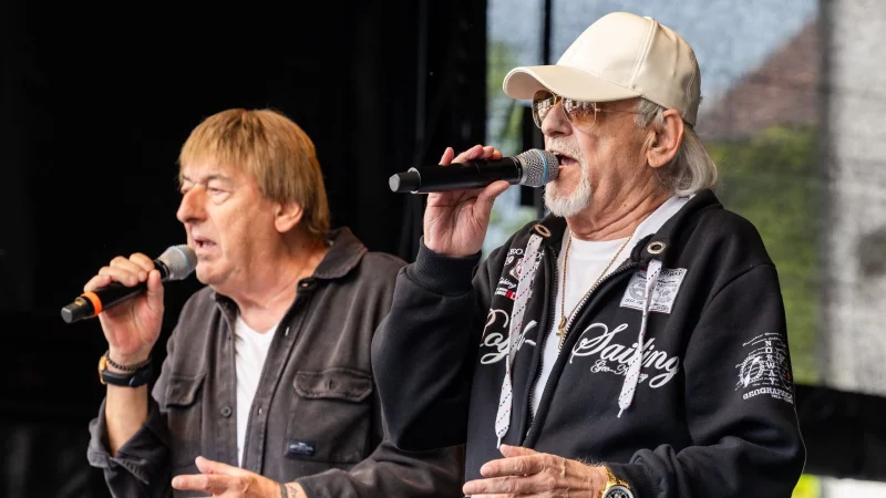 Die Brüder Bernd (l.) und Karl-Heinz Ulrich, bekannt als Schlagerduo «Die Amigos», schaffen es mit ihrem neuen Album auf den Spitzenplatz. (Archivfoto) - © Christian Lademann/dpa