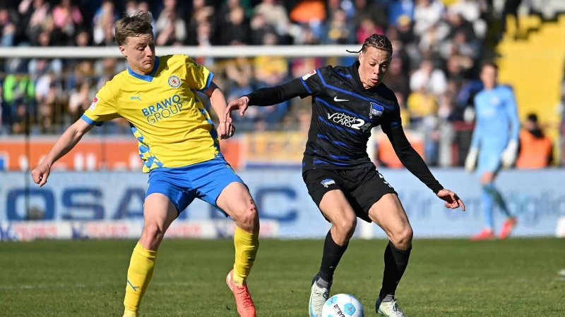 Nicht mehr Teil des Braunschweiger Kaders: Der finnische Nationalspieler Robert Ivanov (l). - © Swen Pförtner/dpa