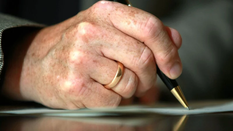 Bei einer Unterschrift muss es sich um einen individuellen Schriftzug handeln, der charakteristische Merkmale aufweist und dem noch Andeutungen von Buchstaben entnommen werden können. - © Patrick Seeger/dpa/dpa-tmn