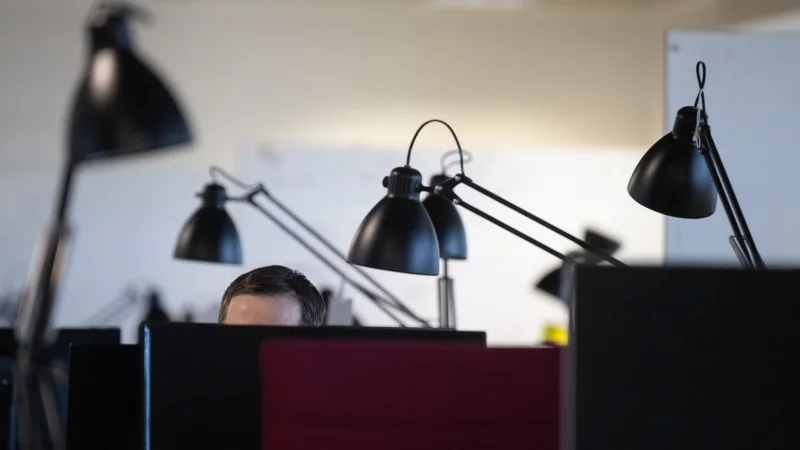 Alle warten: Hängt das IT-System, müssen Beschäftigte oft ihre Arbeit pausieren. Auf ihre Arbeitszeit hat das in der Regel keinen Einfluss. - © Sebastian Gollnow/dpa/dpa-tmn