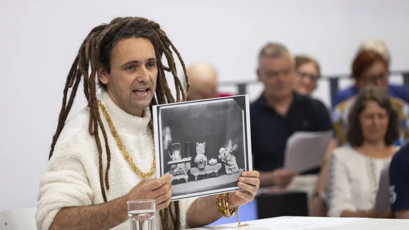 Der Autor Max Höfler baute KI-generierte Kommentare in seinen Wettbewerbsbeitrag ein. - © Wolfgang Jannach/APA/dpa