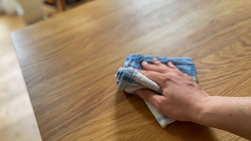 Ob Öl, Wachs oder Lack: Empfindliche Holzoberflächen sollte man schonend mit einem weichen Baumwolltuch reinigen. - © Zacharie Scheurer/dpa-tmn