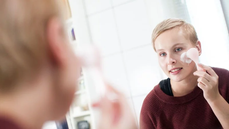 Milde Reiniger befreien die Haut von Make-up, Schweiß und Umweltpartikeln. - © Christin Klose/dpa-tmn