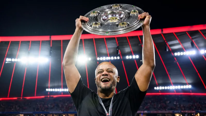 Bayern-Trainer Vincent Kompany mit der Meisterfeier nach dem Gladbach-Spiel. - © Tom Weller/dpa