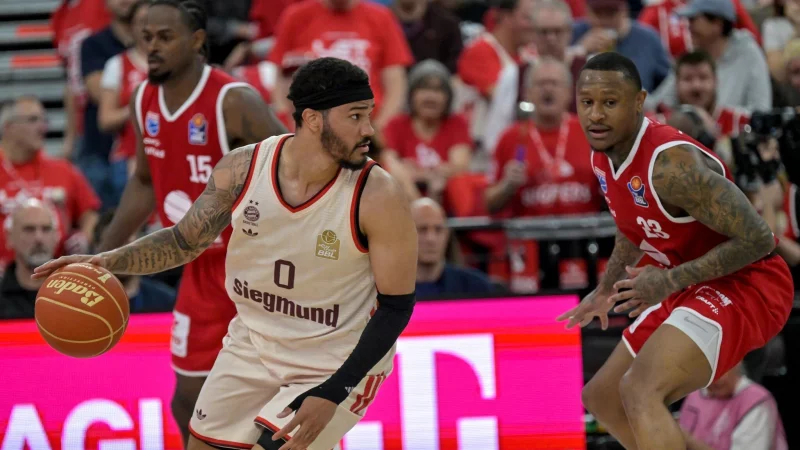 Nick Weiler-Babb (l.) und die Bayern-Basketballer stehen im Playoff-Halbfinale. - © Peter Kneffel/dpa