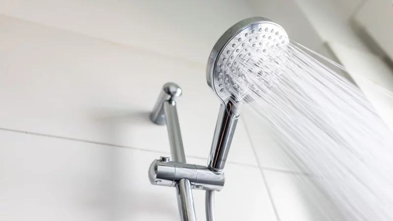 Mit einem sparsamen Duschkopf kann der Wasserverbrauch stark reduziert werden. - © Philipp von Ditfurth/dpa