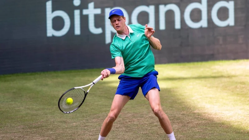 Jannik Sinner steht beim Turnier in Halle im Achtelfinale. - © David Inderlied/dpa