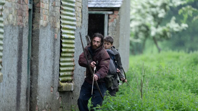 Jamie (Aaron Taylor-Johnson) erkundet mit seinem Sohn Spike (Alfie Williams) das Festland, wo es vor Infizierten wimmelt. - &copy; -/Sony/dpa