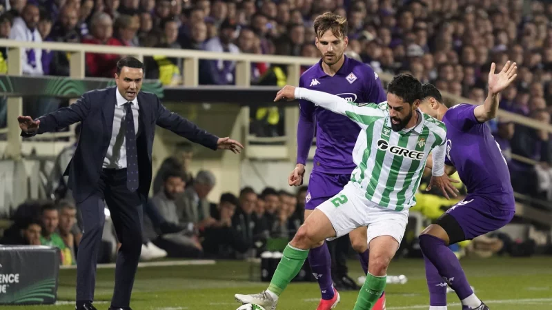Intensives Duell: Betis-Spielmacher Isco behauptet den Ball. - &copy; Marco Bucco/LaPresse/AP/dpa