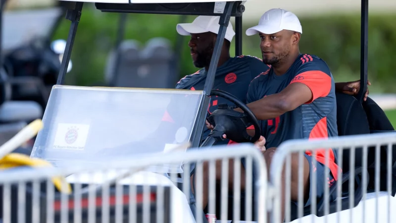 Vincent Kompany kommt im Golfcart zum Training. - © Sven Hoppe/dpa