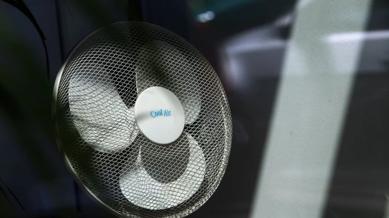 Hitzefrei im Job gibt es grundsätzlich nicht! Doch Ventilatoren, Jalousien oder flexible Arbeitszeiten sind mögliche Maßnahmen bei großer Hitze. - © Karl-Josef Hildenbrand/dpa/dpa-tmn