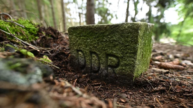 Ein Markstein erinnert an die fr&uuml;here Grenze. (Archivbild) - &copy; Martin Schutt/dpa
