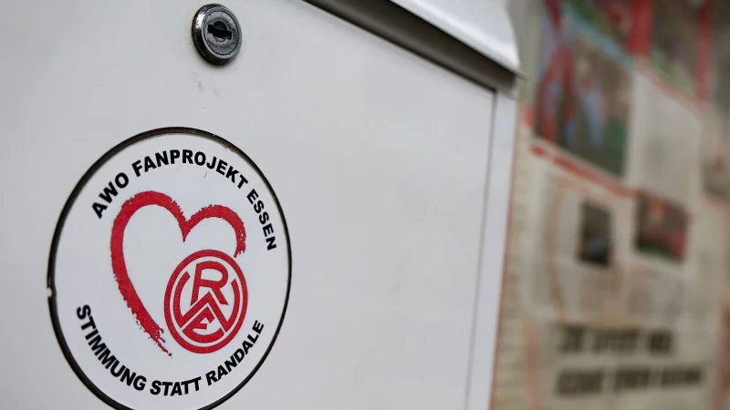 Fanprojekte sollen zu einem sicheren Stadionerlebnis beitragen. - © Christoph Reichwein/dpa