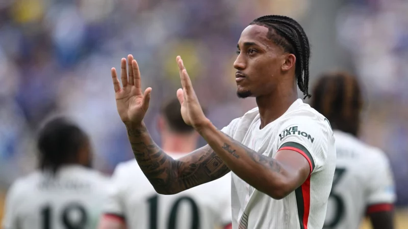 Kein Jubel: Der bei Fluminense ausgebildete Angreifer João Pedro hebt nach seinem Tor für Chelsea entschuldigend die Hände. - © Sven Hoppe/dpa