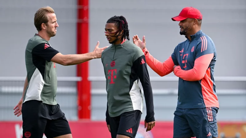 Bayern-Trainer Vincent Kompany (r) und Torj&auml;ger Harry Kane (l) beim Abschlusstraining vor dem Auftaktspiel gegen Chelsea. - &copy; Sven Hoppe/dpa