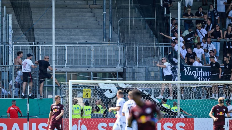 Die Fanlager des SV Sandhausen und von RB Leipzig sind verbal aneinandergeraten. - &copy; Uwe Anspach/dpa