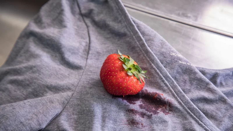 Lässt sich ein frischer Erdbeerfleck mit Hilfe von heißem Wasser entfernen? - © Christin Klose/dpa-tmn