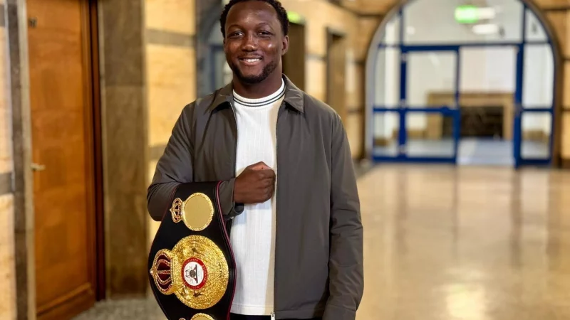 Der Boxprofi Abass Baraou mit dem Interimsweltmeistertitel des Verbands WBA. - &copy; --/Wasserman Boxing/dpa