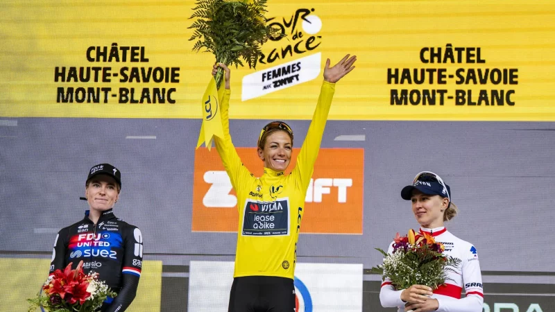 Jubel auf dem Podest: Ferrand-Prevot in Gelb. - © Jean-Christophe Bott/KEYSTONE/dpa