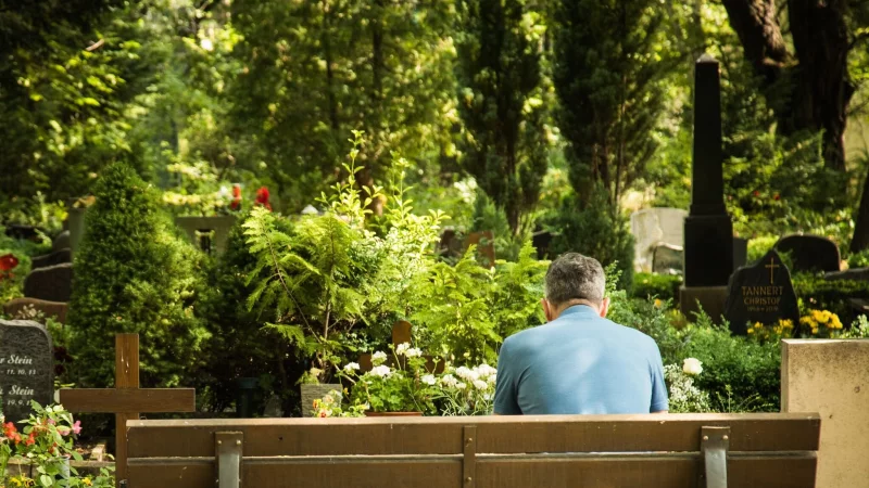 Wer einen schweren Verlust erlitten hat, etwa um eine langjährige Patnerin oder Partner trauert, erlebt häufig seelische und körperliche Symptome, die auch länger andauern können. - © Christin Klose/dpa-tmn