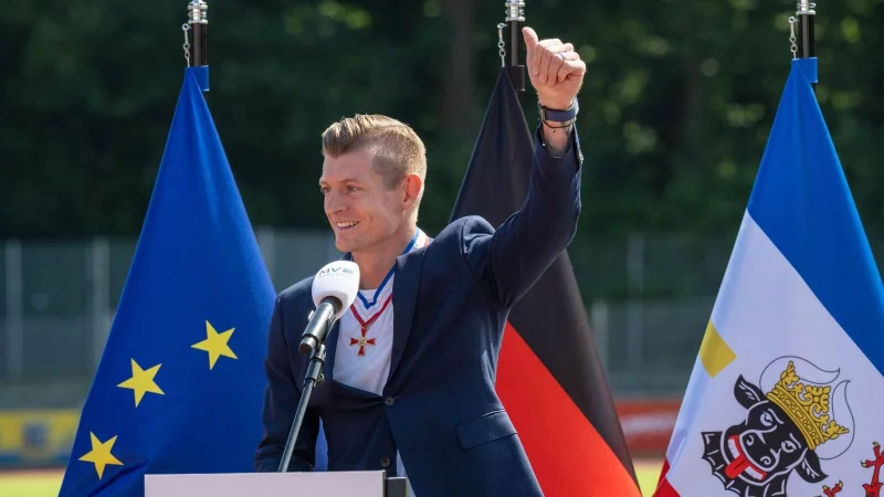 Mit Landesverdienstorden im Volksstadion Greifswald: Toni Kroos. - © Stefan Sauer/dpa