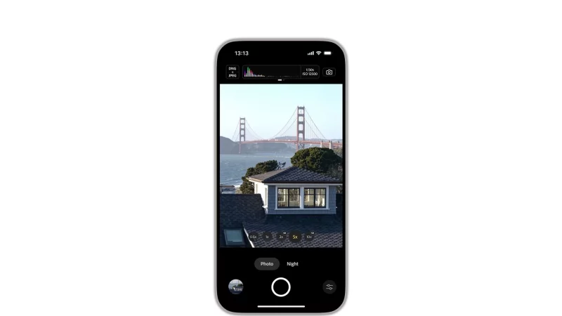 Project Indigo auf einem iPhone 16 Pro Max: Oben über dem Sucherbild sind das Live-Histogramm, der ISO-Wert und die Belichtungszeit zu erkennen. - © Adobe/dpa-tmn