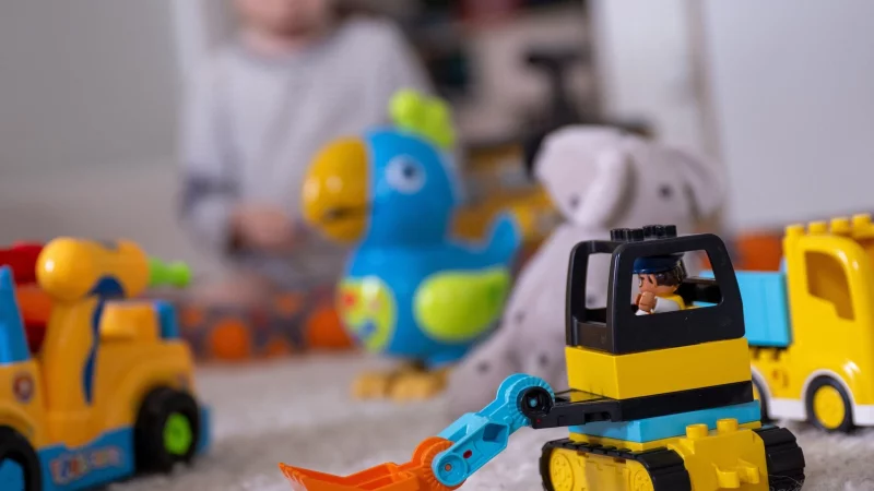 Gepr&uuml;ft und ungef&auml;hrlich: Wer Spielzeug im Direktvertrieb oder beim Fachh&auml;ndler kauft, ist in der Regel auf der sicheren Seite. - &copy; Monika Skolimowska/dpa/dpa-tmn