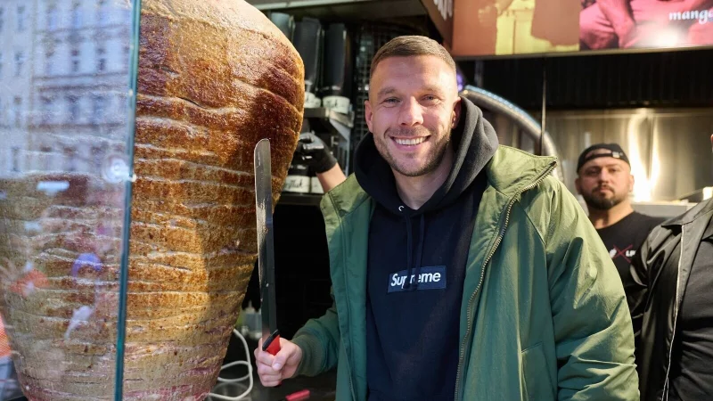 Lukas Podolski ist an mehreren Döner-Restaurants beteiligt. - © Annette Riedl/dpa