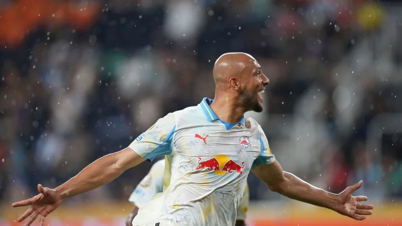 Der frühere Mainzer Karim Onisiwo erzielte den Siegtreffer für RB Salzburg. - © Joshua A. Bickel/AP/dpa