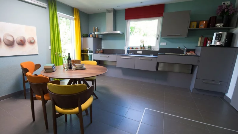 Praktisch, wenn die K&uuml;chenzeile teilweise h&ouml;henverstellbar ist. - &copy; Wolfram Kastl/dpa/dpa-tmn