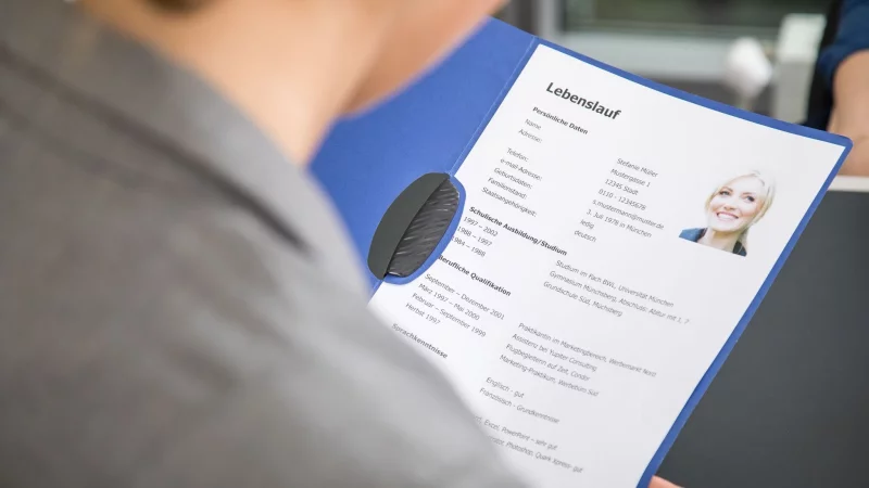 Authentizität zählt: Im Zweifel sollten Bewerberinnen und Bewerber lieber auf ein echtes Foto setzen als eines, das mit Hilfe von KI-Tools erstellt wurde. - © Christin Klose/dpa-tmn